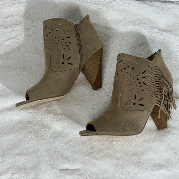 Indigo Rd Suede Taupe Tan Fringe Booties - 9 - Picture 3 of 6